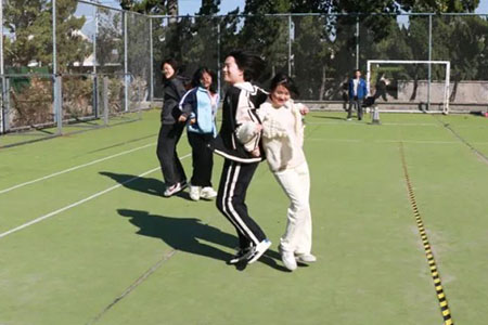 山东港口工程高级技工学校举办秋季师生趣味运动会